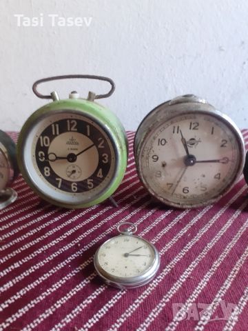 Стари Съветски будилници и джобен часовник Молния, снимка 3 - Антикварни и старинни предмети - 39477353