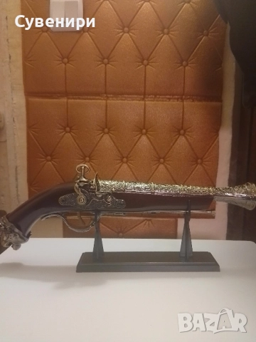 сувенирна пушка на поставка