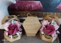 Дървена кутия със сапунени рози в розови нюанси