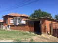 Къща на два етажа с гараж, градина и стопански постройки, снимка 2