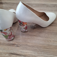 Дамски бели обувки със шарен ток на цветя 39 номер, снимка 2 - Дамски обувки на ток - 45018440