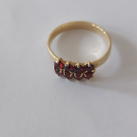 Златен пръстен с естествени гранати, снимка 1 - Пръстени - 44972876