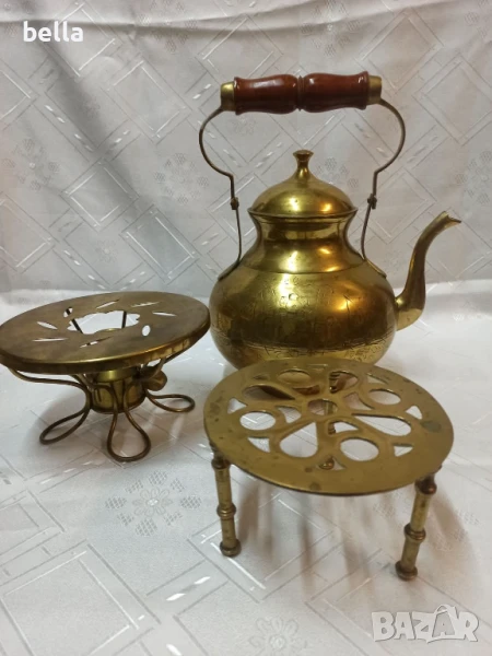 Бронзов голям чайник ,ръчна изработка -калайдисан отвътре ръчно гравиран, поставкан и спиртник, снимка 1