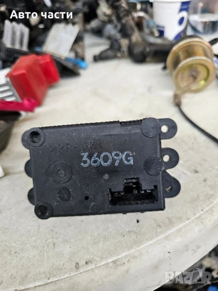 Моторче клапа парно за Mazda 323 S VI Sedan (05.1998 - 05.2004) 1.4 16V, 73 к.с., снимка 1