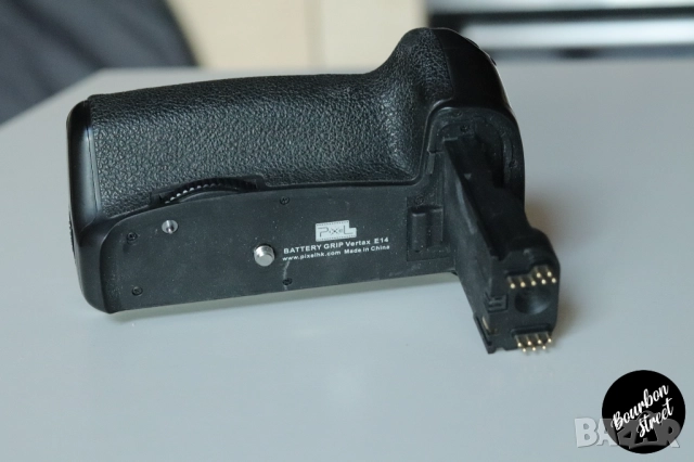 Батериен грип BG-E14 за Canon 70D / 80D Battery Grip, снимка 2 - Чанти, стативи, аксесоари - 52388012