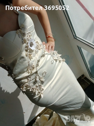 Рокля от сатен и цветя с камъни с шлейф и гол гръб, снимка 4 - Рокли - 53796578