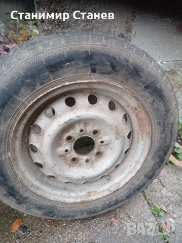Продавам единична гума с джанта оригинал за Застава 55 GT напомпана 