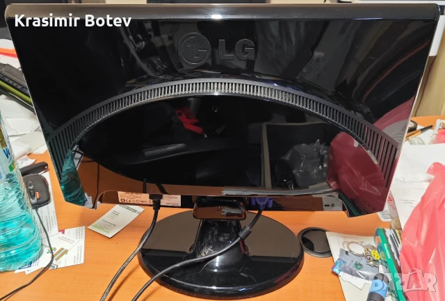 Монитор LG W2253TQ, снимка 2 - Монитори - 51151952