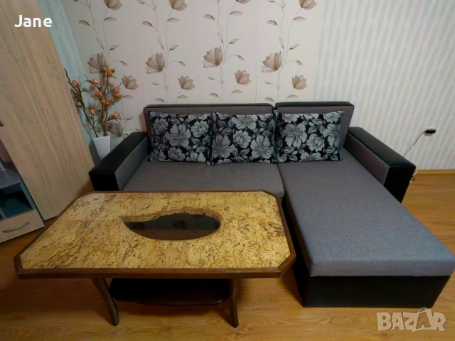 Ъглов, разтегателен диван, цвят сив, цена 150 евро, холна маса цена 50 евро 
