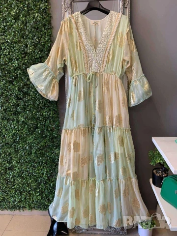 Невероятно красива и ефирна рокля от воалеста материя с прекрасни златисти орнаменти , снимка 2 - Рокли - 51030259