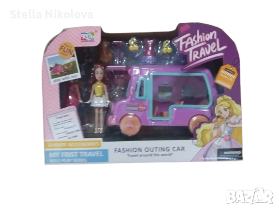 Отворен бус с кукли и аксесоари