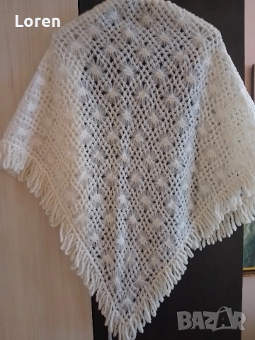 Ново!Триъгълен бял руски шал от изкуствена боцкаща плетка, снимка 4 - Шалове - 52649001