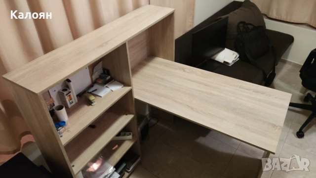 Бюро +  2  офис  стола и монитор 