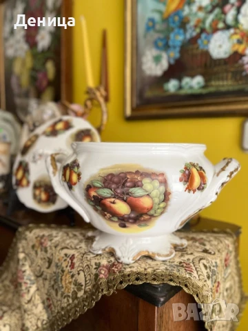 Един ослепителен красавец♥️ Бял порцелан, плодов мотив, красиви дръжки и впечатляващо столче. , снимка 3 - Други - 51304948