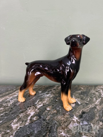 Порцеланова фигура на куче 