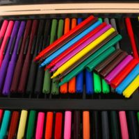 Детски комплект за рисуване - 180 части. Куфарът е изработен от дърво. Съдържа - 20 бр. цветни молив, снимка 4 - Рисуване и оцветяване - 45688056