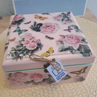 Ръчно изработена кутия голяма за бижута с декупаж с рози и пеперуди отвън пастелно розова , снимка 2 - Декорация за дома - 45467539
