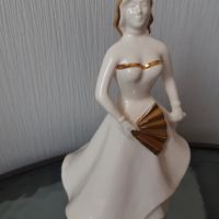Порцеланова фигура на жена, снимка 2 - Антикварни и старинни предмети - 45295630
