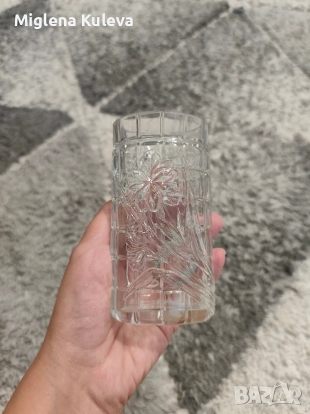 Много красива стъклена малка ваза с цвете. Цена 5 лв., снимка 1