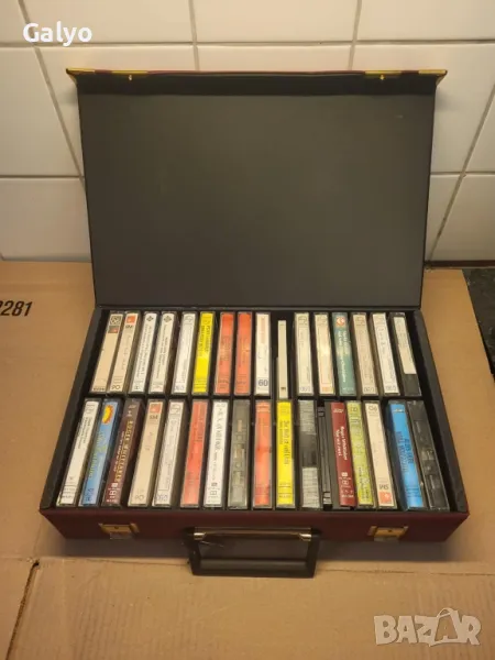 Стар Ретро Куфар за аудиокасети 32 броя , снимка 1