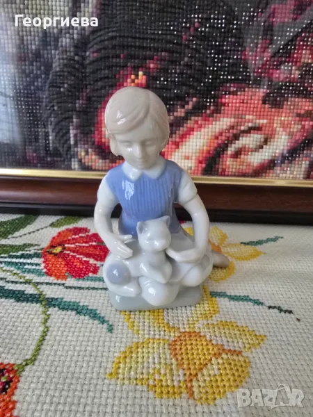 Порцеланова фигура Момиченце с коте, снимка 1