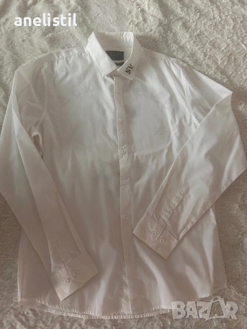 RESERVED Slim Fit – Бяла риза с принт на гърба 🔥 Обличана само веднъж – без забележки!, снимка 3 - Ризи - 53482348