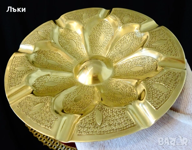 Персийски бронзов пепелник с 8 гнезда. 