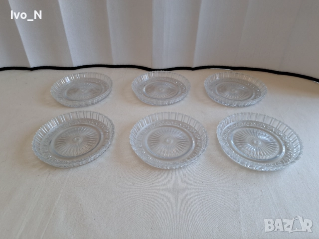 Пластмасови чинии с релеф.
