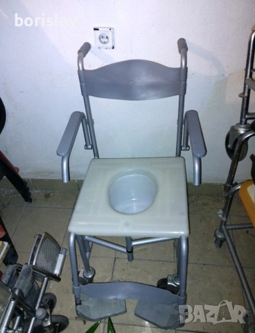 Инвалиден тоалетен стол, снимка 3 - Тоалетни столове - 53744884