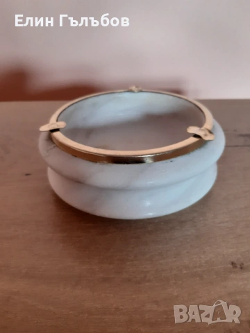 Пепелник мраморен, масивен с месингов обков, снимка 2 - Декорация за дома - 53442374