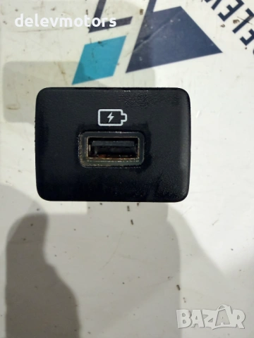 280239782R USB порт от Dacia Duster 1.0 Tce 100 HMMT, 6 ск., двигател H4D480, 2023 г., 4000 км.