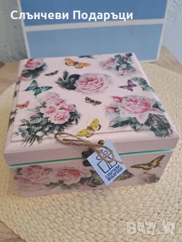 Ръчно изработена кутия голяма за бижута с декупаж с рози и пеперуди отвън пастелно розова , снимка 2 - Декорация за дома - 45467539