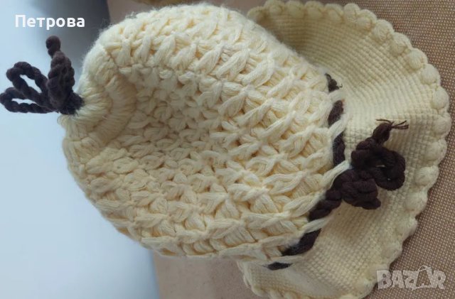 Красива плетена жълта шапка с кафяв орнамент