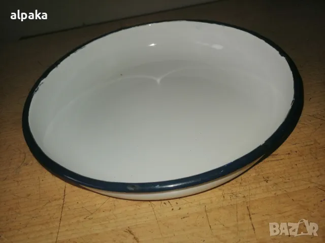 Продавам три нови български емайлирани тави, от едно време