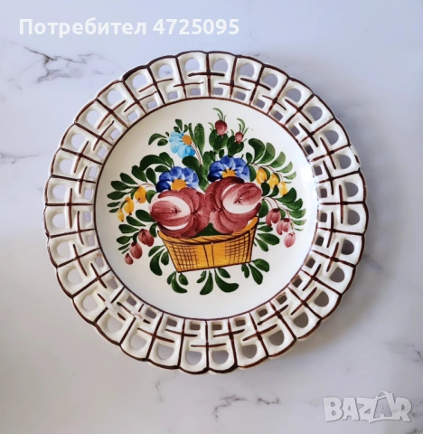 Рисувана чиния за стена 