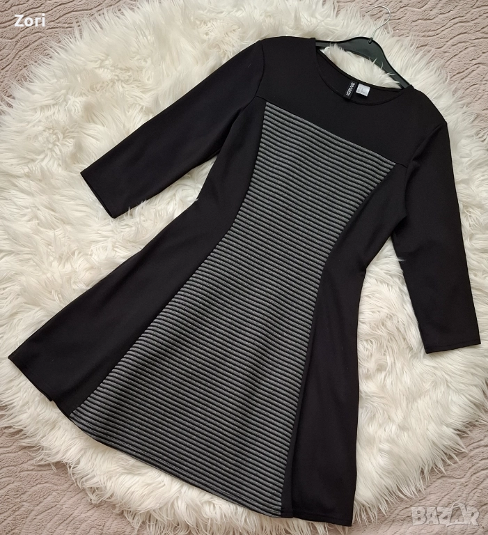 КРАСИВА кукленска черна рокля със сива релефна платка, снимка 1