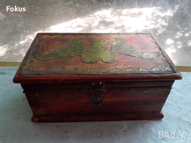 АНТИКВАРНА ДЪРВЕНА КУТИЯ С МЕСИНГОВ ОБКОВ