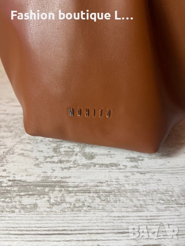 Кафява кожена чанта на марката MOHITO със златни детайли + 2 вътрешни джоба и регулираща се дръжка , снимка 3 - Чанти - 52442231