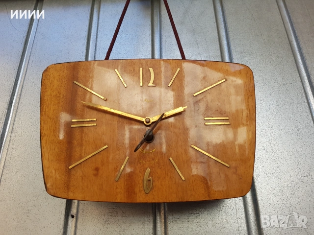 Стенен часовник Маяк 