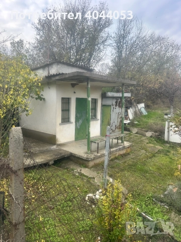 Продава се вила с двор 1.5декара с ток и вода местото е заградено с циментови колове и бодлива тел, снимка 2 - Земеделска земя - 52296868
