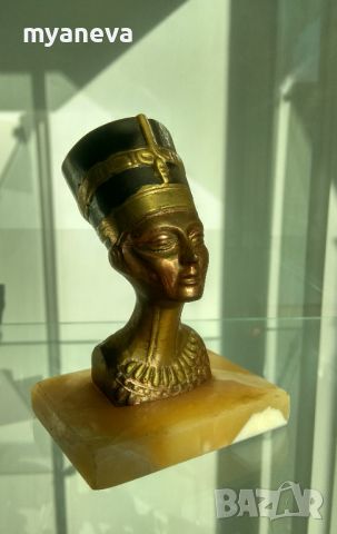 Метална статуетка на египетската кралица Нефертити. Детайлен бюст върху камък. , снимка 6 - Статуетки - 45305116