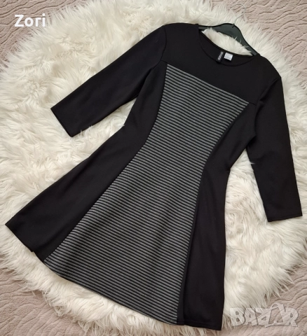 КРАСИВА кукленска черна рокля със сива релефна платка