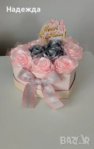 Сатенени рози в кутия , снимка 2 - Романтични подаръци - 51254405