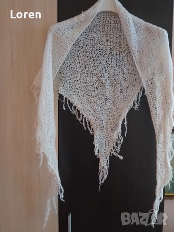 Подарявам!Бял триъгълен шал мекичък, снимка 2 - Шалове - 52649025