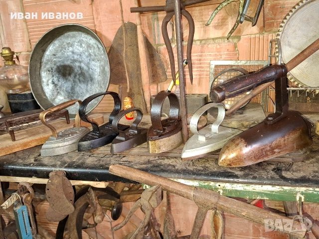 стари ютии и една поставка за ютия.