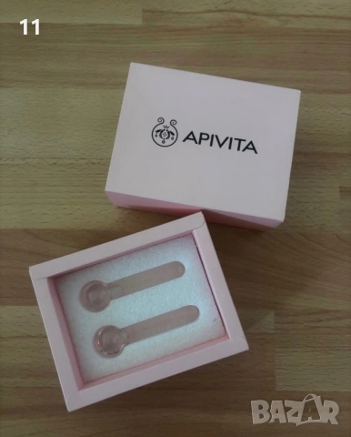 Масаж на лицето с Apivita,два стъклени ролера в опаковка, снимка 2 - Козметика за лице - 53917947