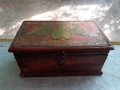 АНТИКВАРНА ДЪРВЕНА КУТИЯ С МЕСИНГОВ ОБКОВ, снимка 1