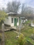 Продава се вила с двор 1.5декара с ток и вода местото е заградено с циментови колове и бодлива тел, снимка 2