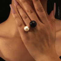 Модерен пръстен с бяла и черна перла, снимка 1 - Пръстени - 44961374