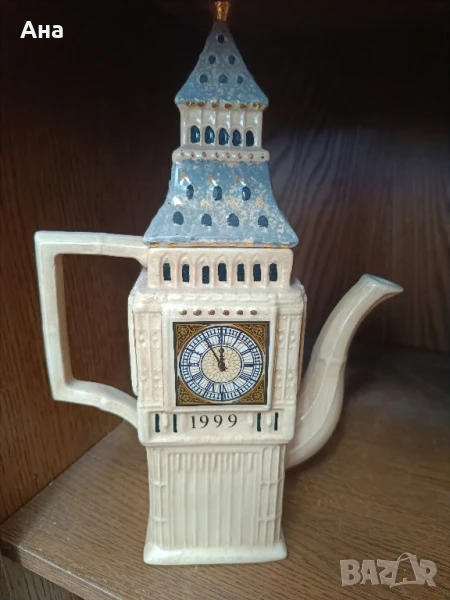 Красив порцеланов чайник маркиран , снимка 1
